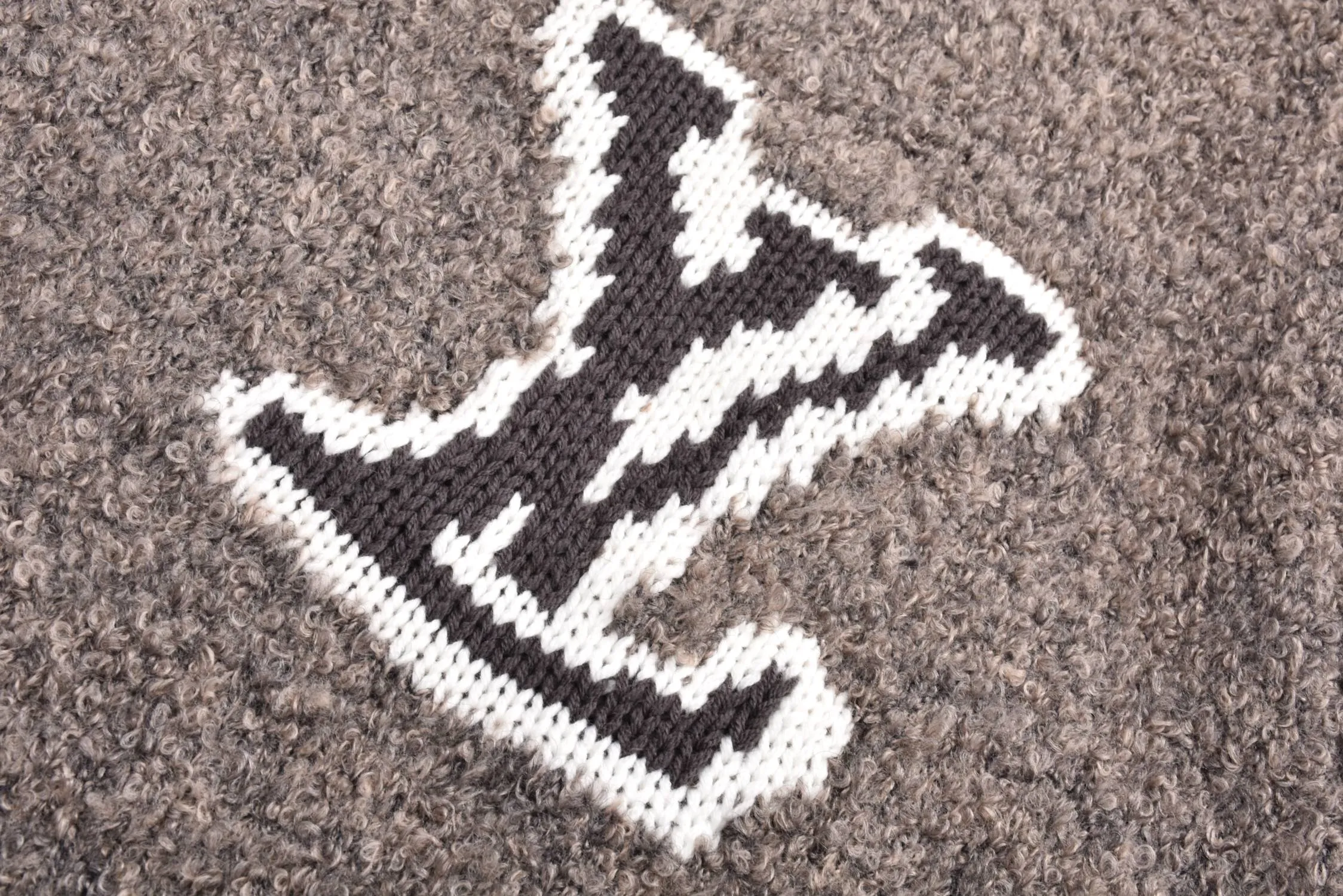 🅿️500 1v 23FW mirror logo intarsia sweater (gray brown), originally purchased for 10,900, new color in 23 years, custom-woven and dyed sheep wool 55%, yak hair 21% nylon 20% Spandex 4% wool loop yarn. The brown loop yarn has high elasticity and is different from the non-elastic version on the market. The special washing process is very soft and skin-friendly. It is a 3-needle knitting process. The thickness of each stitch of the intarsia at the clothing logo is consistent with the original version. The back logo is a mirror intarsia. The upper body is skin-friendly and versatile. Wear it in front of others. It is an autumn and winter item with strength. Size:S-M-L